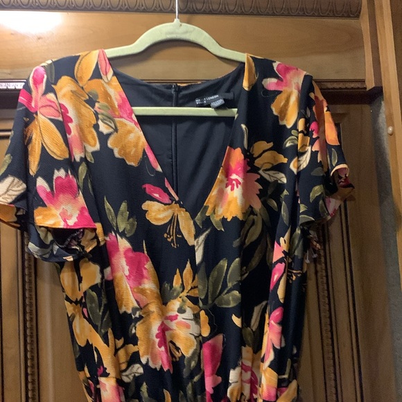 NWOT Maggy London Woman FLORAL SHORT FLUTTER-SLEEVE JUMPSUIT Size 16 - Picture 6 of 11